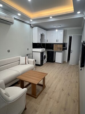 Frigobar, parrilla de estufa y utensilios de cocina 