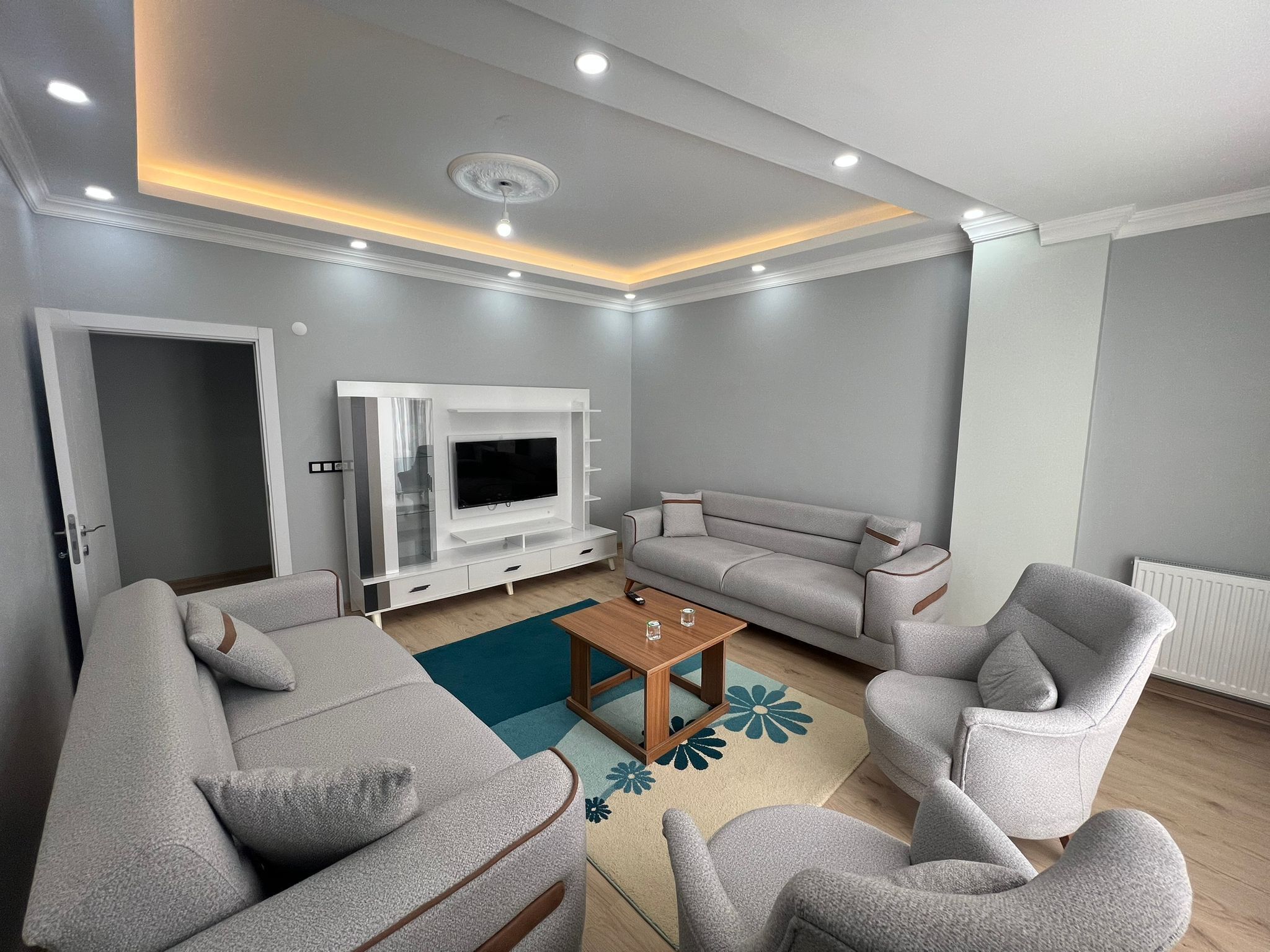 Apartament Comfort, 2 dormitoris, vistes a la ciutat | Sala d'estar | Televisor de 120 polzades amb canals per satèl·lit 