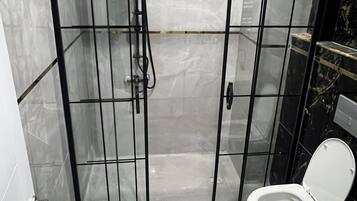 Regadera, toallas, jabón, shampoo