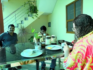 Frukost med lokala rätter varje dag (INR 300 per person)