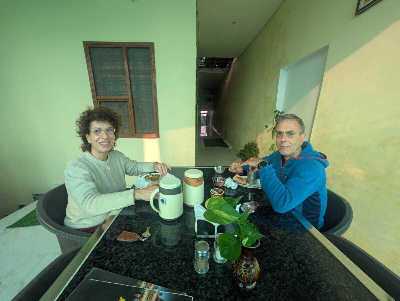 每日供应当地美食早餐（每人 INR 300）