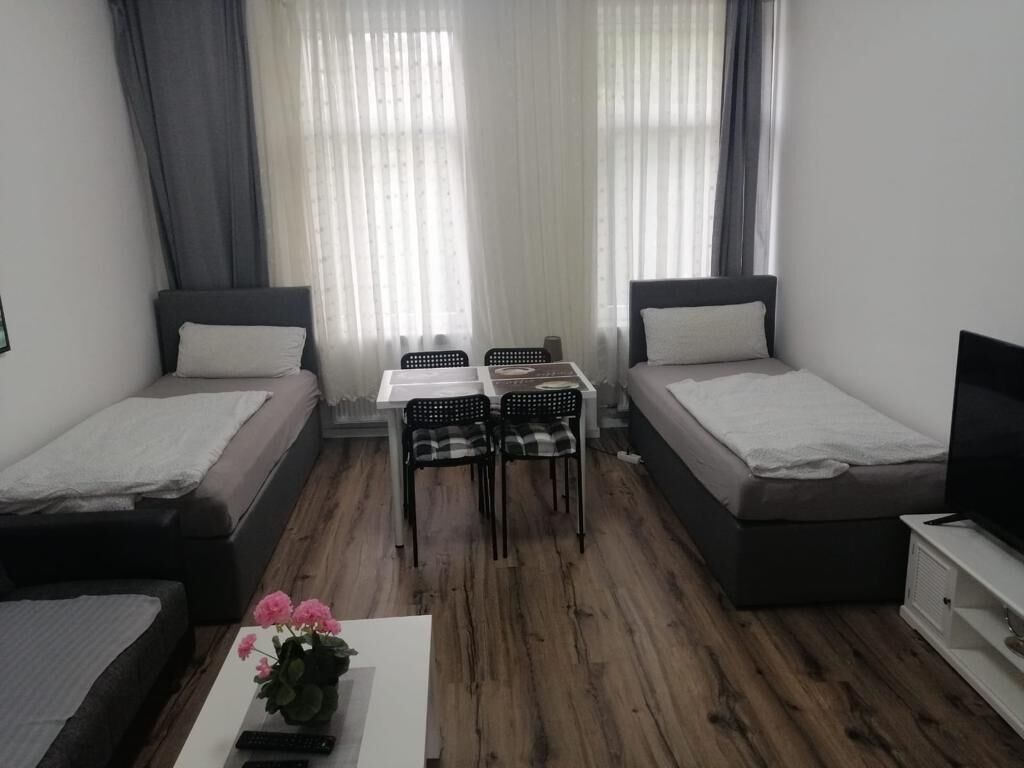 Tabla de planchar con plancha, wifi y ropa de cama 