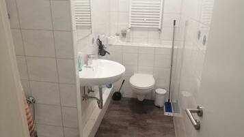 Dusche, Haartrockner, Handtücher, Toilettenpapier