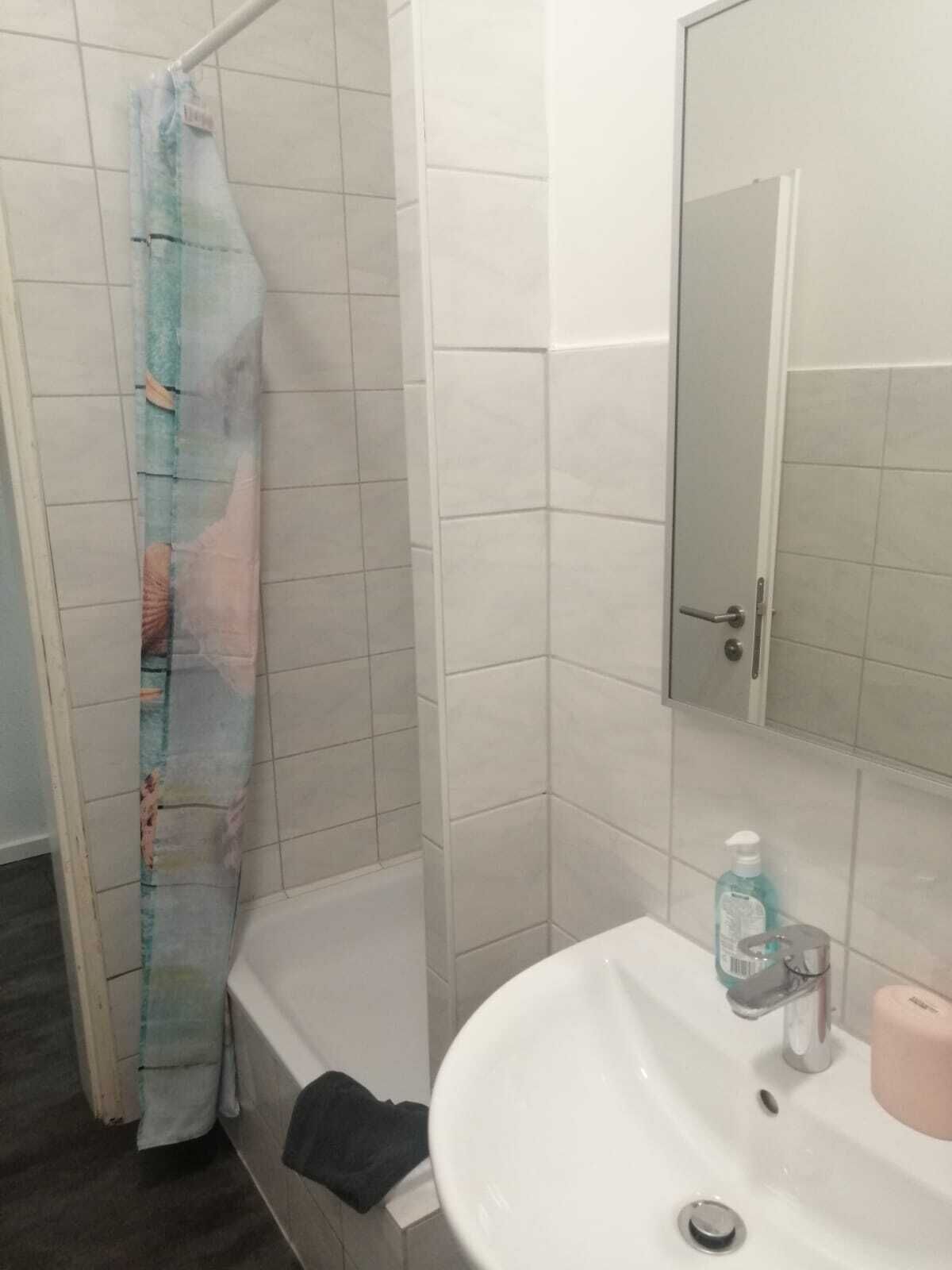 Dusche, Haartrockner, Handtücher, Toilettenpapier