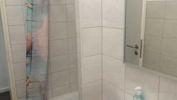 Dusche, Haartrockner, Handtücher, Toilettenpapier