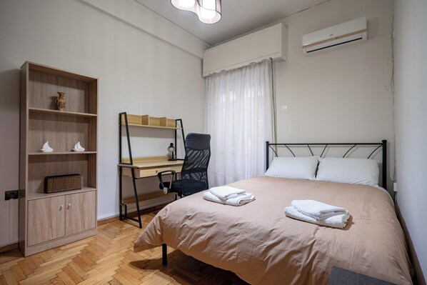 مكواة/لوح كي وخدمة الإنترنت وملاءات أسرّة