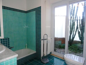 Shower, hair dryer, bidet, towels - Casadellameridiana Family villa set in an olive grove, with views and swimming pool. (Sardegna)