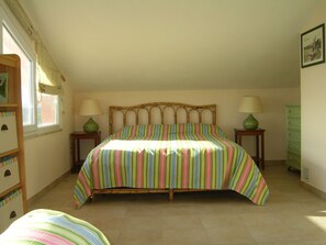 Silitysrauta/-lauta, Wi-Fi, vuodevaatteet