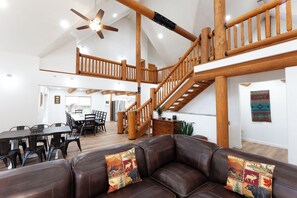 TV, fireplace - Almost Heaven - Newly Built! - In Town - On the River - WiFi - Grill - Mountain (Red River)