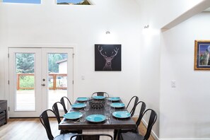 Dining - Almost Heaven - Newly Built! - In Town - On the River - WiFi - Grill - Mountain (Red River)