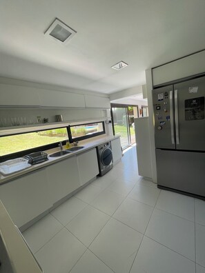 Private kitchen - Family house in a residential area, close to everything in Punta del Este. (Punta del Este)