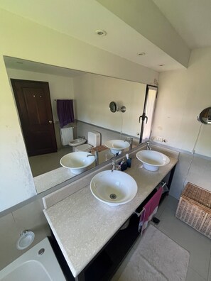Bañera de hidromasaje, secador de pelo, bidé y toallas