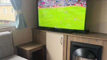 Mobile Home, 3 Bedrooms, Smoking, Patio | Room amenity