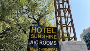 Schild für Hotel Sun Shine Klimaanlage Zimmer, 3. Etage, mit Kontaktnummer und Pfeil in Richtung.