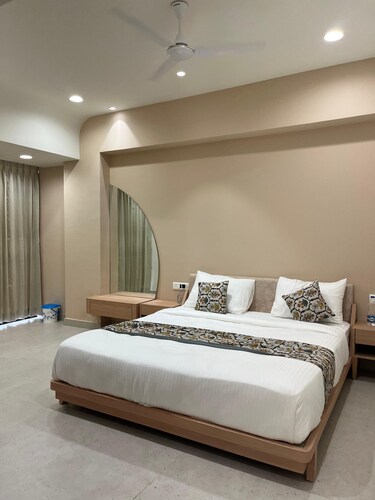 9-bedroom hotel in perfect Anand with AC and fitness room