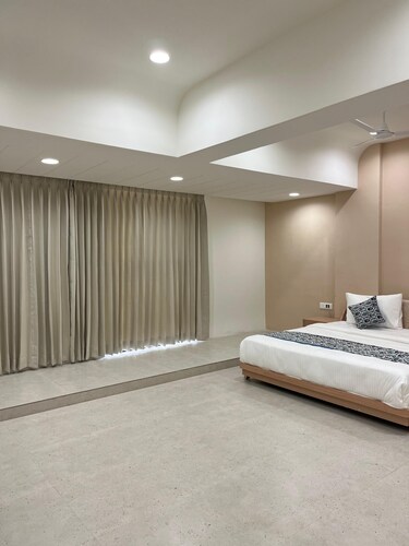 9-bedroom hotel in perfect Anand with AC and fitness room