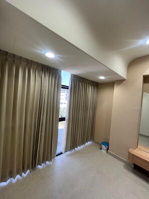 Interior - 9-bedroom hotel in perfect Anand with AC and fitness room (Anand)