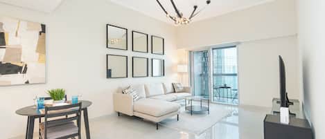 Leilighet – premium, 1 soverom, delvis sjøutsikt | Oppholdsrom