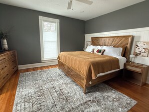 3 bedrooms, iron/ironing board, WiFi, bed sheets - Blue Haven on Wiley, Steps to Downtown, Sleeps 10 (Bluffton)