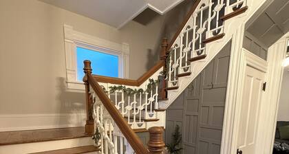 Blue Haven on Wiley, Steps to Downtown, Sleeps 10