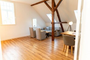 TV, books - Vacation apartment 02 - Ukena (Norden)