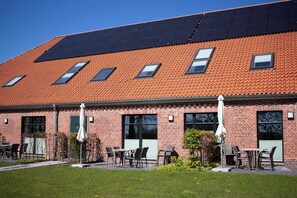 Outdoor dining - Onno | Light-Filled Apartment with a Terrace | North Sea (Norden)