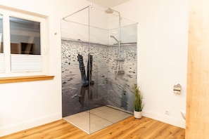 Shower, hair dryer, towels - Vacation apartment 03 - Graf Enno (Norden)