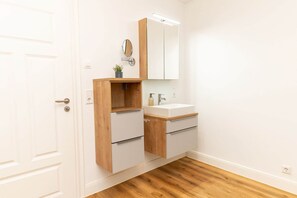 Een douche, een haardroger, handdoeken