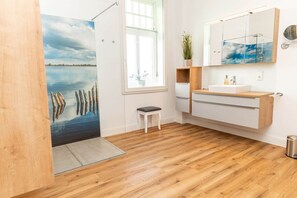 Shower, hair dryer, towels - Vacation apartment 04 - Juliane (Norden)