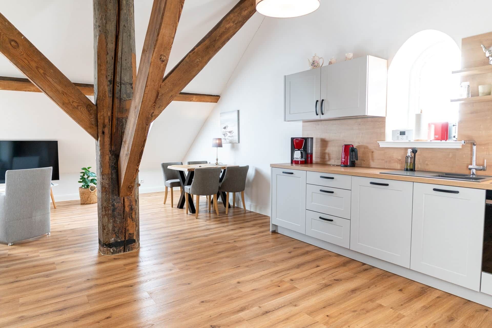 Réfrigérateur, four à micro-ondes, un four, surface de cuisson