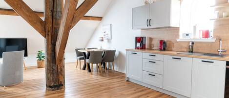 Réfrigérateur, four à micro-ondes, un four, surface de cuisson