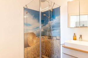 Douche, séchoir à cheveux, serviettes fournies