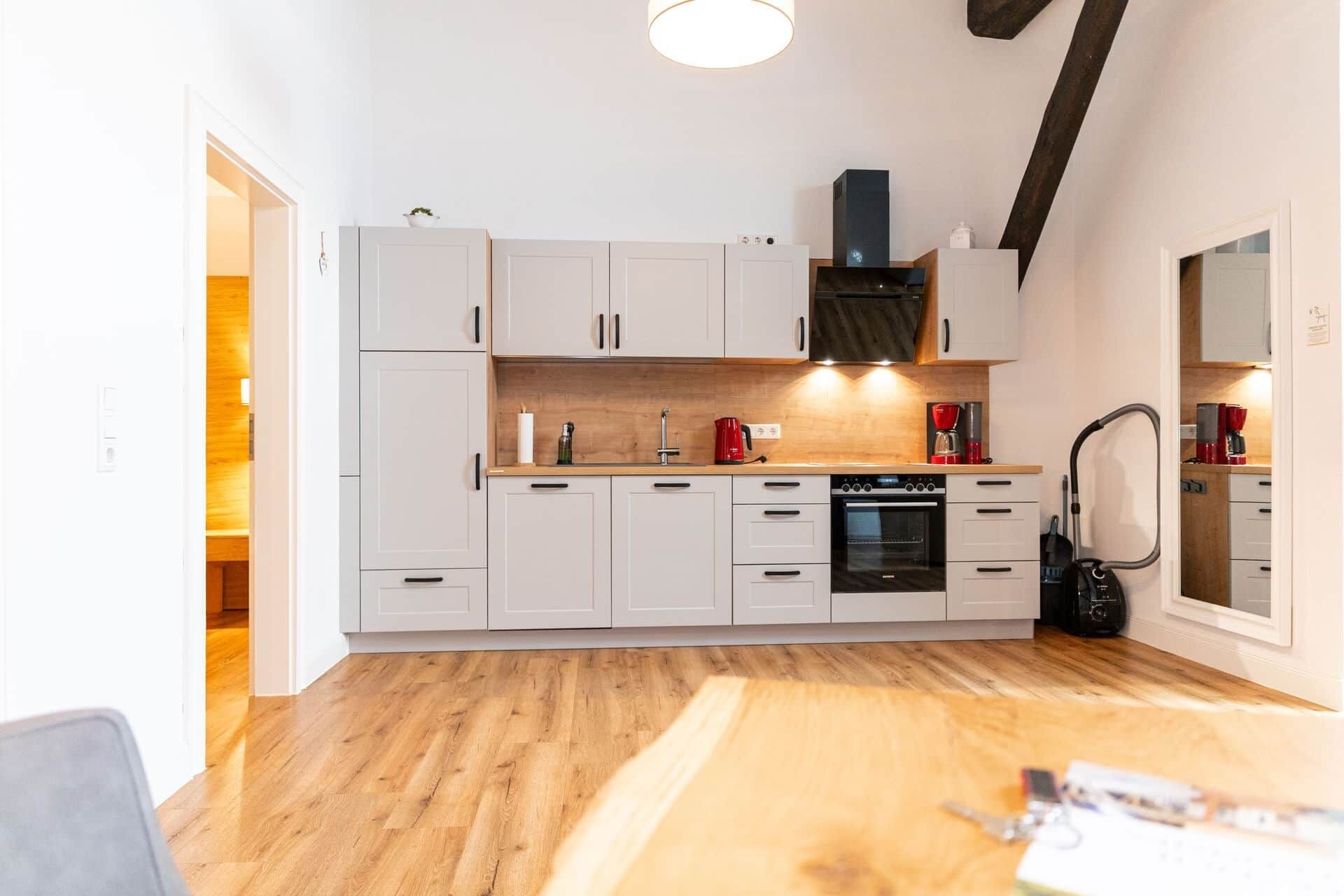 Kjøleskap, mikrobølgeovn, ovn og kokeplater