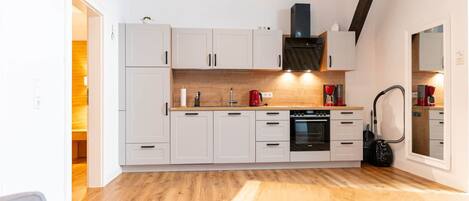 Kjøleskap, mikrobølgeovn, ovn og kokeplater