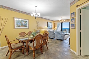 Dining - Summer House unit 1005B 3br and 2ba Gulf Front in Orange Beach sleeps 8 (Orange Beach)