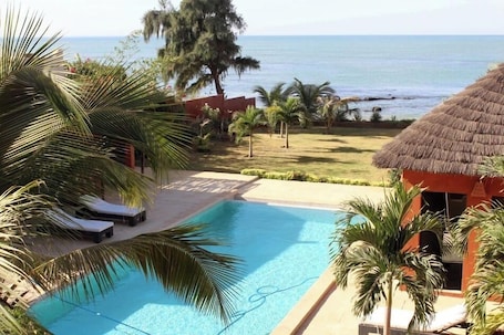 Una piscina al aire libre. Villa Terre et Océan