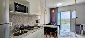 Apartamento básico | Cozinha privada | Geladeira, micro-ondas, cooktop, liquidificador