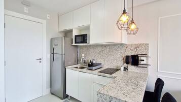 Departamento básico | Cocina privada | Refrigerador, microondas, parrilla de estufa y licuadora