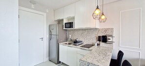Basic Apartment | Private kitchen | Fridge, microwave, stovetop, blender - COPDS0111 - Pedra do Sal Privilege (Salvador)