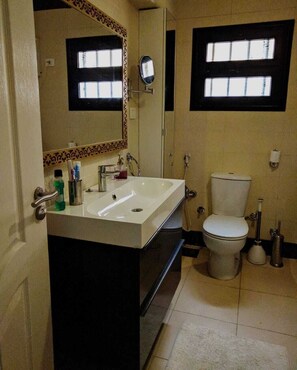 Shower, jetted bath, hair dryer, bidet - 5 min from airport relax at your home (Cairo Governorate)