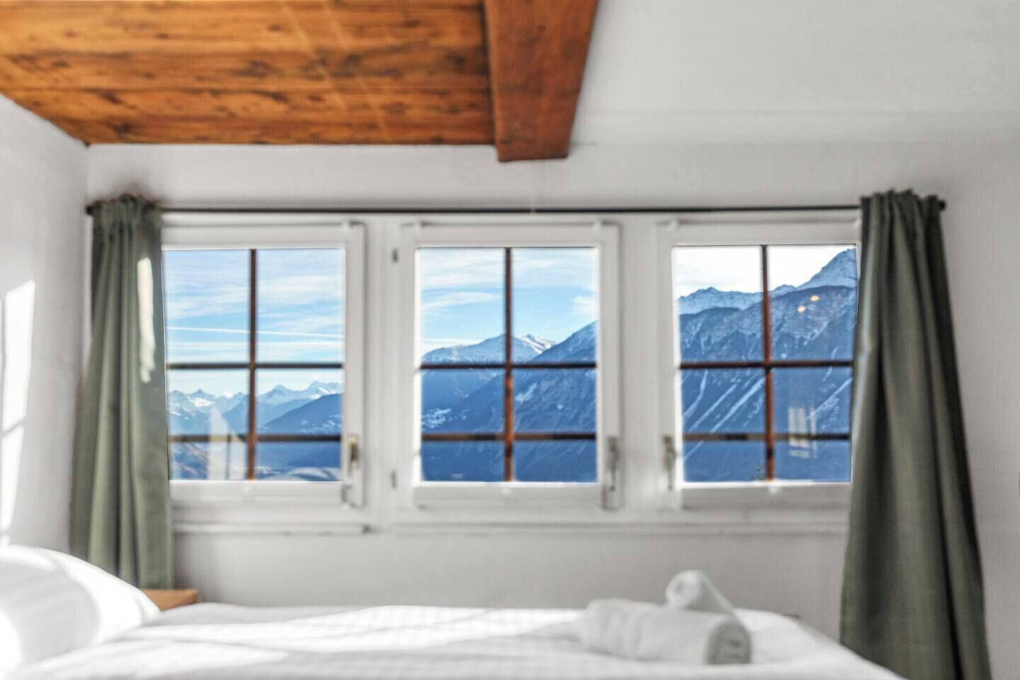 Schreibtisch, Bügeleisen/Bügelbrett, Reisekinderbett, WLAN