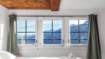 Schreibtisch, Bügeleisen/Bügelbrett, Reisekinderbett, WLAN