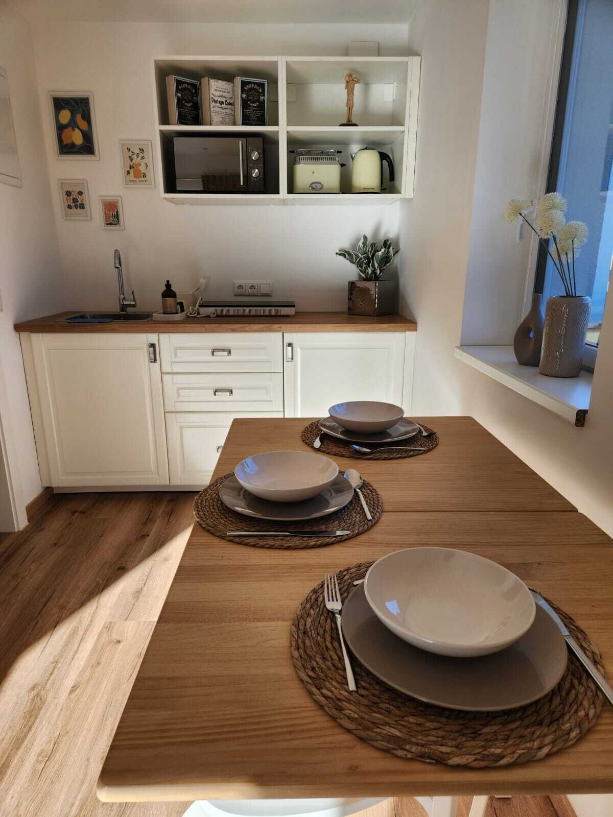 Mikrovågsugn, spishäll, kaffe- och tebryggare och vattenkokare