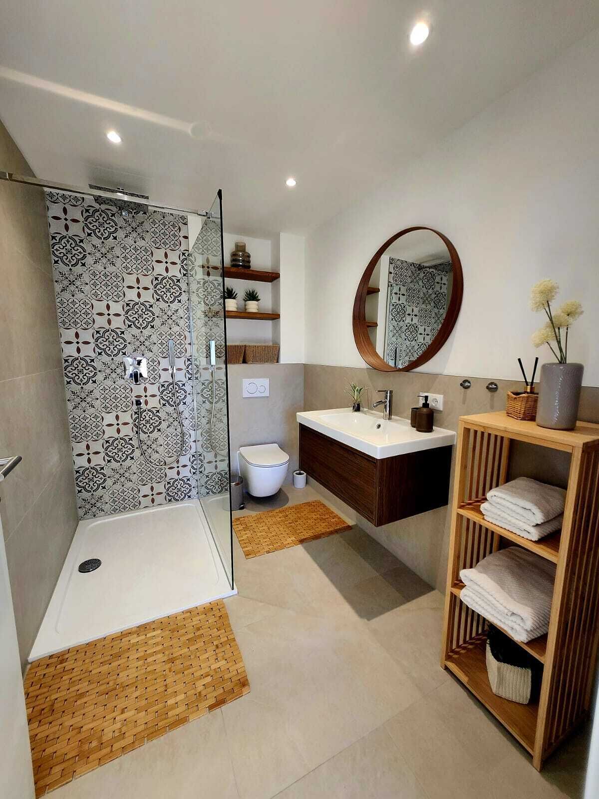 Douche, séchoir à cheveux, serviettes fournies, savon