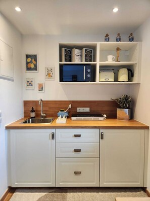 Mikrovågsugn, spishäll, kaffe- och tebryggare och vattenkokare