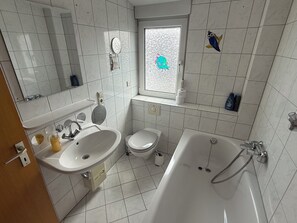 Shower, hair dryer, towels, toilet paper - Apartment in Troisdorf T06 (Troisdorf)
