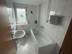 Douche, sèche-cheveux, serviettes fournies, papier toilette