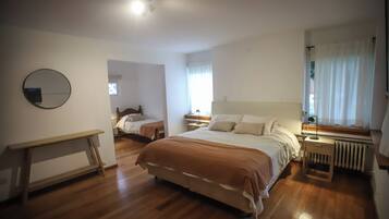 Superior driepersoonskamer, patio, uitzicht op binnenplaats | Gratis wifi