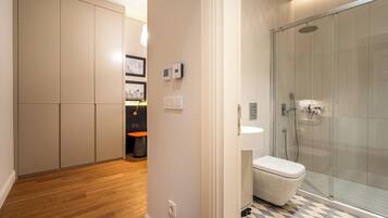 Dusche, Haartrockner, Bidet, Handtücher