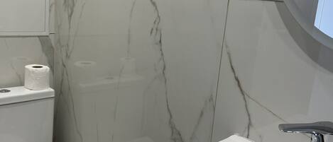 Dusche, Haartrockner, Bidet, Handtücher